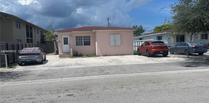 House in Hialeah, Florida 2 bedrooms, 210.24 sq.m. № 2000329