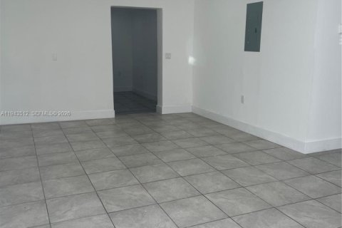 House in Hialeah, Florida 2 bedrooms, 210.24 sq.m. № 2000329 - photo 9