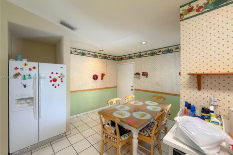 House in Miami, Florida 3 bedrooms, 131.74 sq.m. № 2009244 - photo 12