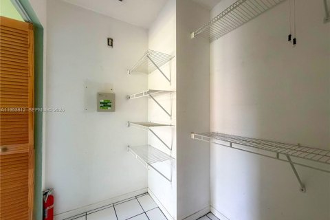 House in Miami, Florida 3 bedrooms, 131.74 sq.m. № 2009244 - photo 26