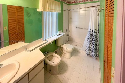 House in Miami, Florida 3 bedrooms, 131.74 sq.m. № 2009244 - photo 29