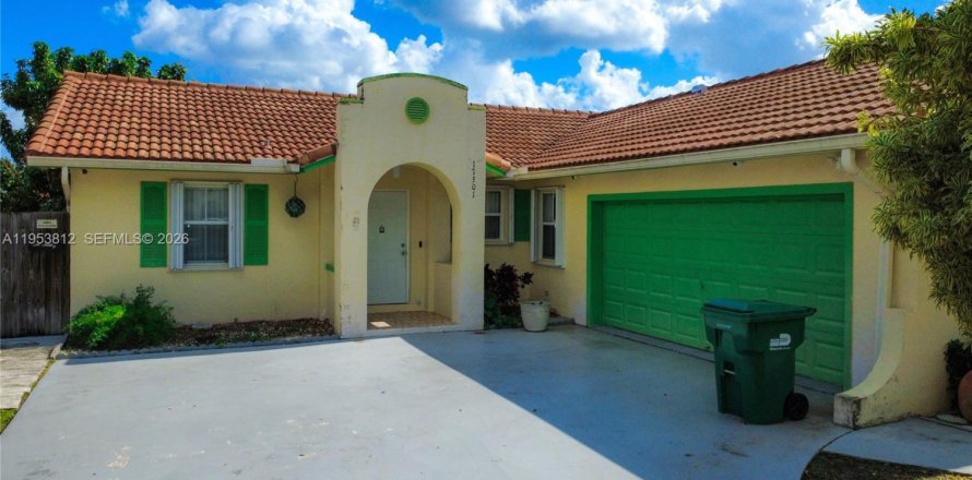 House in Miami, Florida 3 bedrooms, 131.74 sq.m. № 2009244