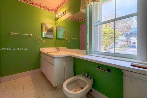 House in Miami, Florida 3 bedrooms, 131.74 sq.m. № 2009244 - photo 28