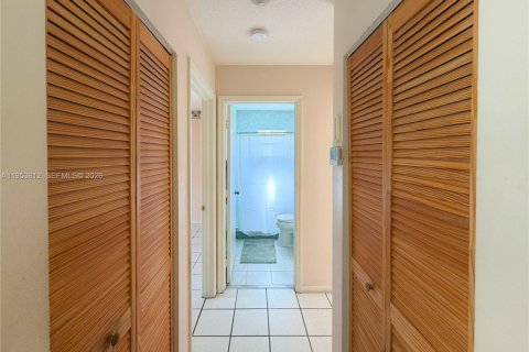 House in Miami, Florida 3 bedrooms, 131.74 sq.m. № 2009244 - photo 17