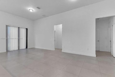 Купить виллу или дом в Хомстед, Флорида 4 спальни, 193.98м2, № 1955553 - фото 8