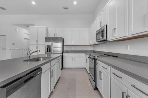 Купить виллу или дом в Хомстед, Флорида 4 спальни, 193.98м2, № 1955553 - фото 11