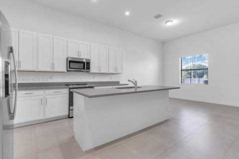 Купить виллу или дом в Хомстед, Флорида 4 спальни, 193.98м2, № 1955553 - фото 7