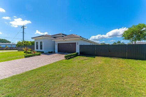Купить виллу или дом в Хомстед, Флорида 4 спальни, 193.98м2, № 1955553 - фото 2
