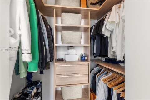 Condo in Miami, Florida, 1 bedroom  № 2052901 - photo 13