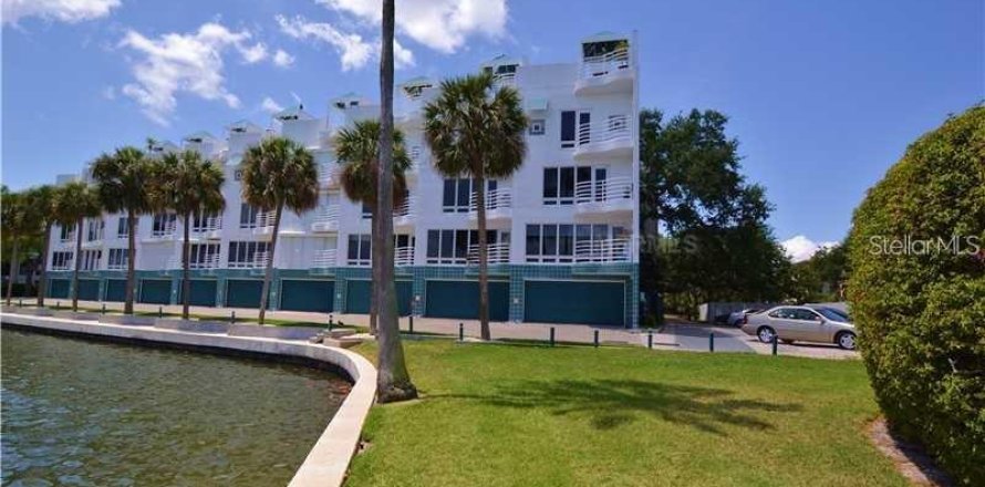 Townhouse in Tampa, Florida 2 bedrooms, 120.4 sq.m. № 2239725