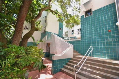 Townhouse in Tampa, Florida 2 bedrooms, 120.4 sq.m. № 2239725 - photo 3