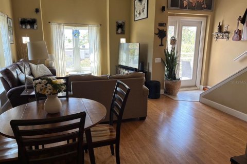 Townhouse in Tampa, Florida 2 bedrooms, 120.4 sq.m. № 2239725 - photo 15