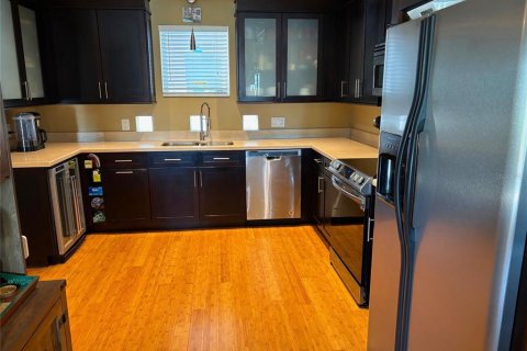 Townhouse in Tampa, Florida 2 bedrooms, 120.4 sq.m. № 2239725 - photo 12