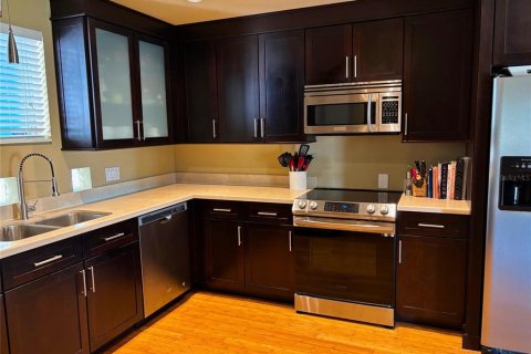 Townhouse in Tampa, Florida 2 bedrooms, 120.4 sq.m. № 2239725 - photo 13