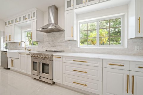 Casa en alquiler en Pinecrest, Florida, 6 dormitorios, 544.04 m2 № 1968501 - foto 10