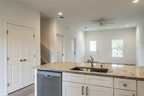 House in Orlando, Florida 4 bedrooms, 135.45 sq.m. № 2202104 - photo 11