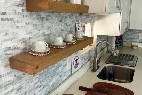 House in Key Largo, Florida 3 bedrooms № 2052510 - photo 28