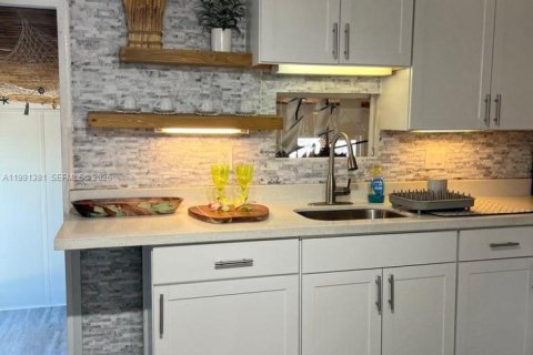 House in Key Largo, Florida 3 bedrooms № 2052510 - photo 27