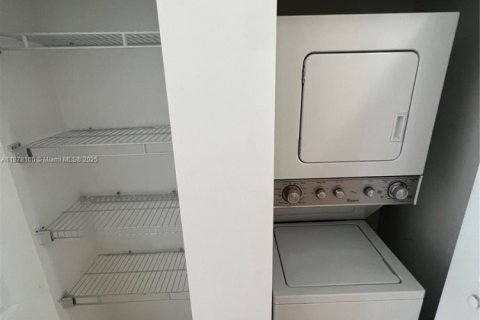 Apartment in Hialeah, Florida 2 bedrooms, 78.97 sq.m. № 2019327 - photo 5