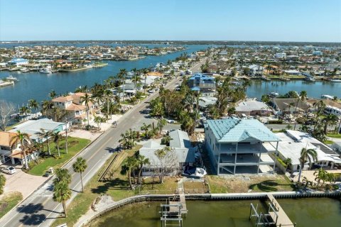 House in Treasure Island, Florida 2 bedrooms, 164.72 sq.m. № 1409574 - photo 6