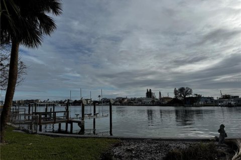 House in Treasure Island, Florida 2 bedrooms, 164.72 sq.m. № 1409574 - photo 16
