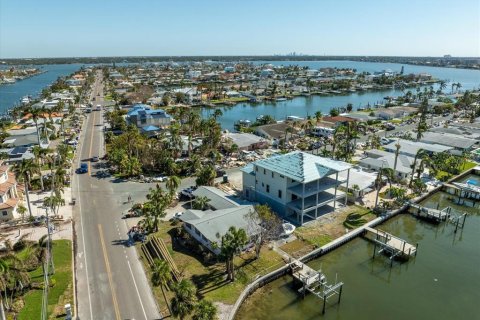 House in Treasure Island, Florida 2 bedrooms, 164.72 sq.m. № 1409574 - photo 11
