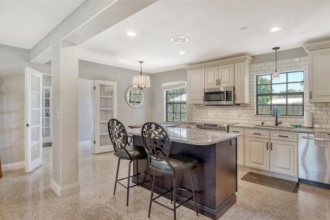 Villa ou maison à louer à Sarasota, Floride: 2 chambres, 150.32 m2 № 213352 - photo 8