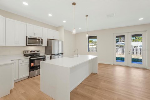 Villa ou maison à louer à Palm Bay, Floride: 4 chambres, 201.69 m2 № 2384415 - photo 4