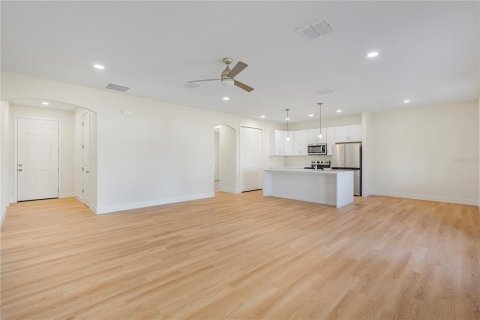 Villa ou maison à louer à Palm Bay, Floride: 4 chambres, 201.69 m2 № 2384415 - photo 9