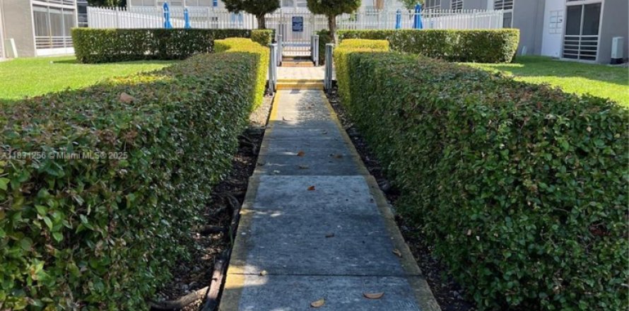 Condominio en Miami, Florida, 2 dormitorios  № 1979962