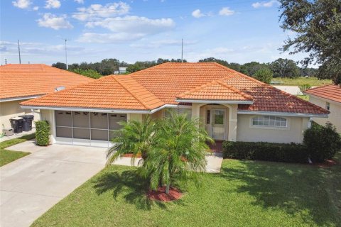 House in Winter Haven, Florida 3 bedrooms, 175.31 sq.m. № 1388638 - photo 1