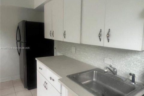 Снять в аренду виллу или дом в Майами, Флорида 2 спальни, 265.7м2, № 1949808 - фото 2