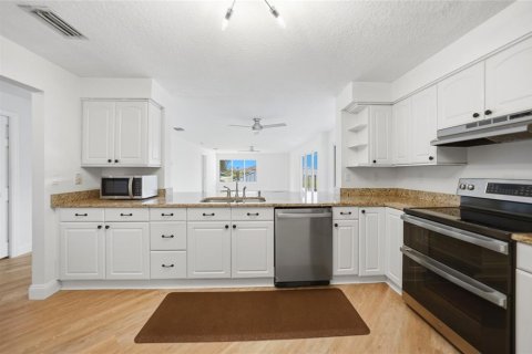 Condo in Punta Gorda, Florida, 2 bedrooms № 2112726 - photo 17