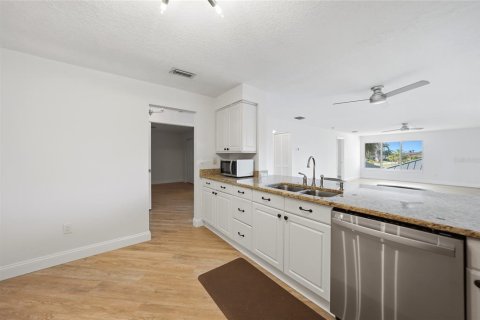 Condo in Punta Gorda, Florida, 2 bedrooms № 2112726 - photo 18