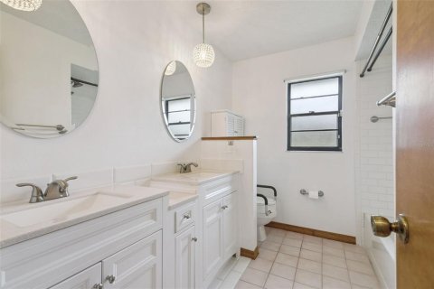 House in Winter Garden, Florida 3 bedrooms, 203.18 sq.m. № 2157786 - photo 15
