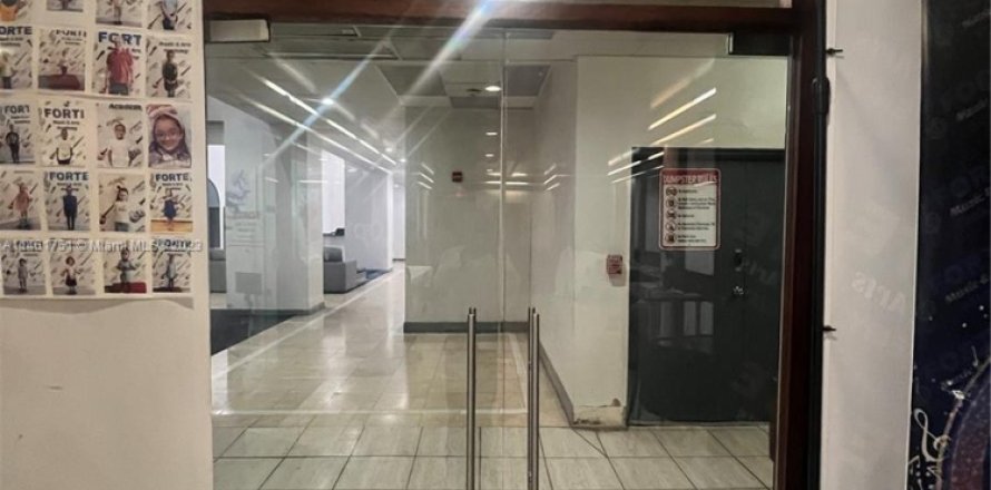 Oficina en North Miami, Florida № 747050