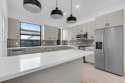 Casa en alquiler en Coral Gables, Florida, 4 dormitorios, 278.52 m2 № 2049453 - foto 9