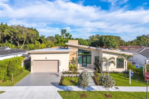 Casa en alquiler en Coral Gables, Florida, 4 dormitorios, 278.52 m2 № 2049453 - foto 2