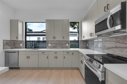 Casa en alquiler en Coral Gables, Florida, 4 dormitorios, 278.52 m2 № 2049453 - foto 10