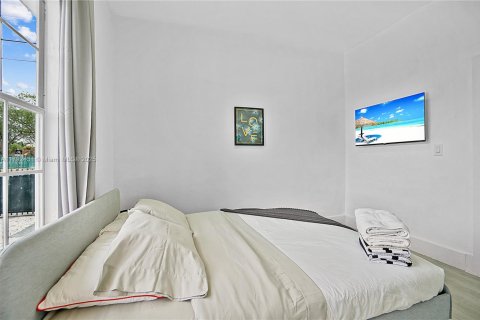 Casa en venta en Miami, Florida, 5 dormitorios, 141.21 m2 № 1863630 - foto 11