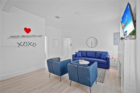 Casa en venta en Miami, Florida, 5 dormitorios, 141.21 m2 № 1863630 - foto 12
