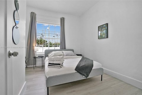 Casa en venta en Miami, Florida, 5 dormitorios, 141.21 m2 № 1863630 - foto 9