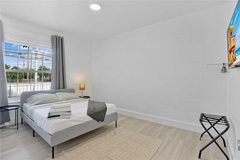 Casa en venta en Miami, Florida, 5 dormitorios, 141.21 m2 № 1863630 - foto 22