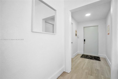 Casa en venta en Miami, Florida, 5 dormitorios, 141.21 m2 № 1863630 - foto 26