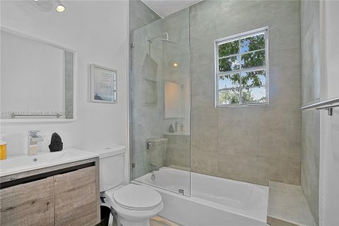 Casa en venta en Miami, Florida, 5 dormitorios, 141.21 m2 № 1863630 - foto 20