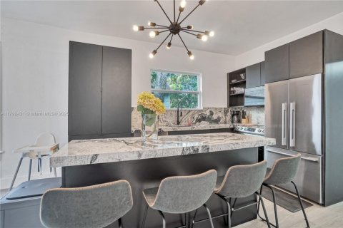 Casa en venta en Miami, Florida, 5 dormitorios, 141.21 m2 № 1863630 - foto 18