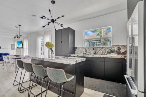 Casa en venta en Miami, Florida, 5 dormitorios, 141.21 m2 № 1863630 - foto 13