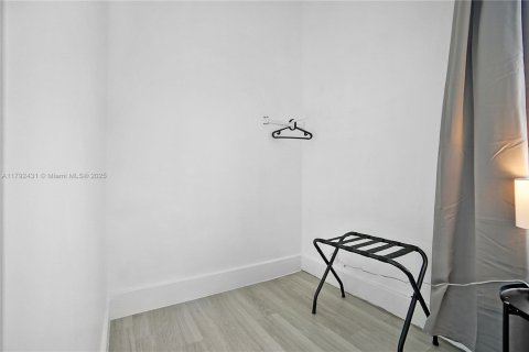 Casa en venta en Miami, Florida, 5 dormitorios, 141.21 m2 № 1863630 - foto 10
