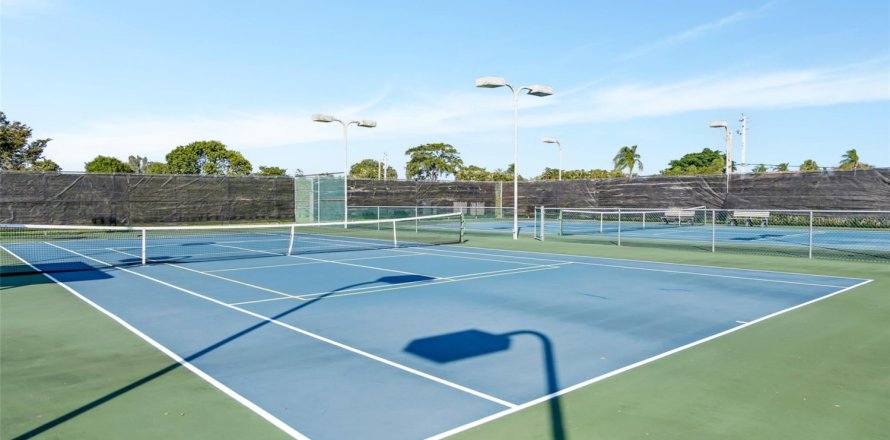 House in Delray Beach, Florida 2 bedrooms, 123.37 sq.m. № 1217228