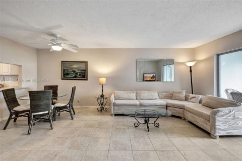 Condo in Margate, Florida, 2 bedrooms  № 1867331 - photo 11